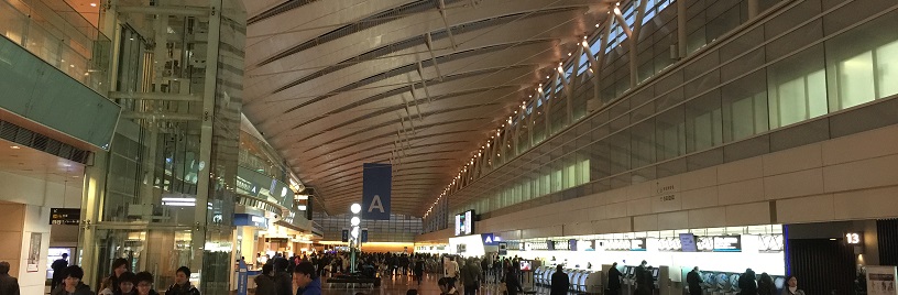 6時台の羽田空港第2ターミナルの出発ロビー