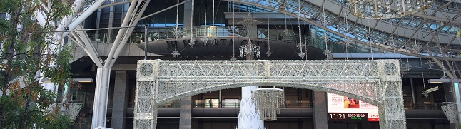 クリスマスカラーに飾られた博多駅前の広場