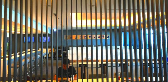 羽田空港のANAラウンジの内部