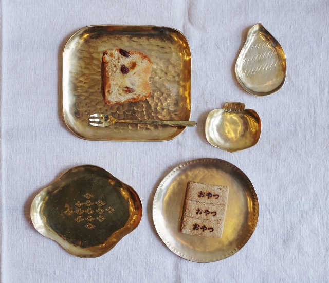 カワチ製菓さんより、金属のお皿やカトラリーなどが入荷致しまし