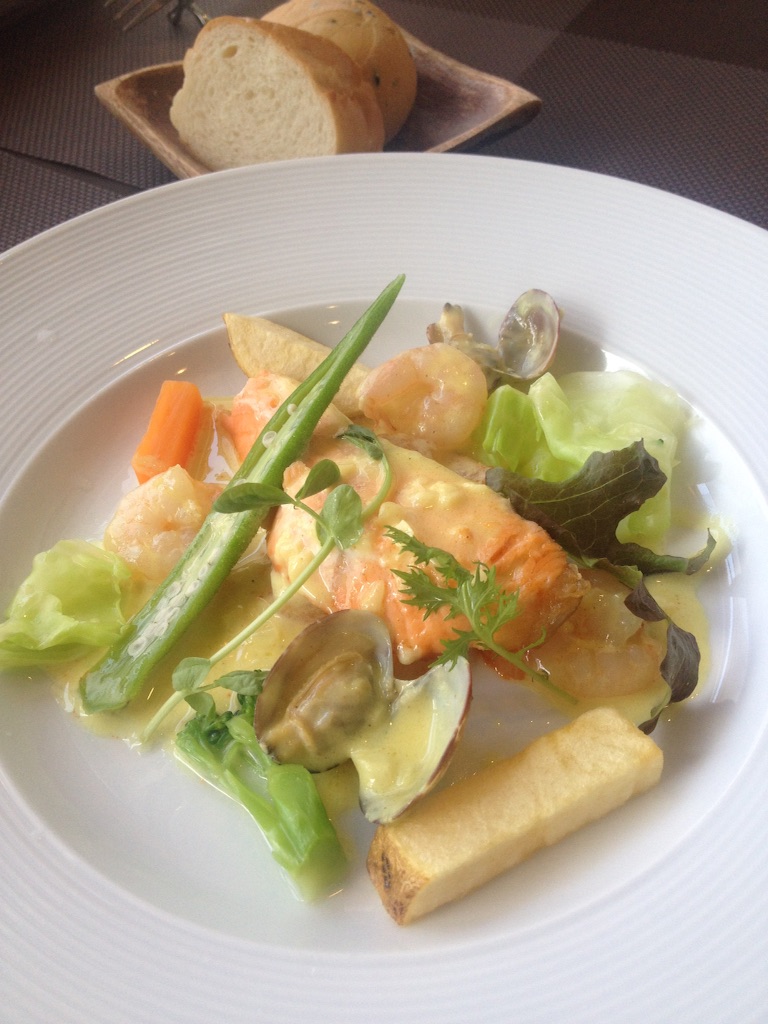 パンとメイン料理のサーモンのクリーム煮 クリームがあっさりとしていてほんとペロッと食べちゃいました