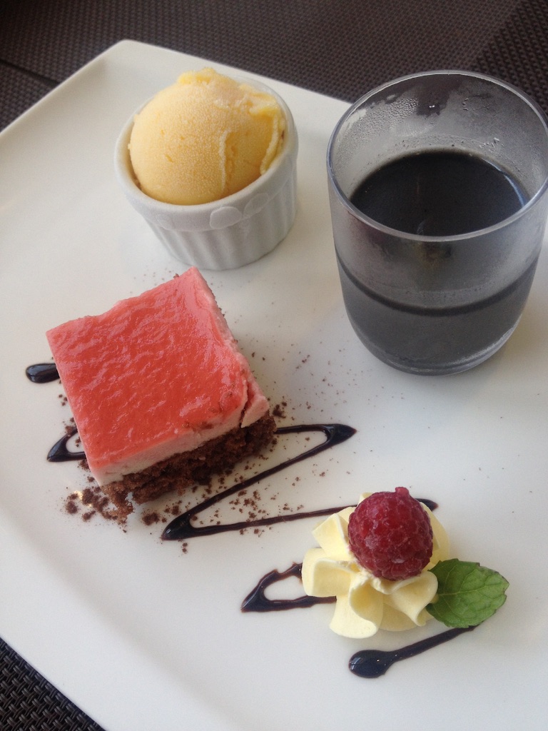 デザート3点盛りとコーヒーもついてました 甘酸っぱいケーキと冷たくて甘いアイス、最後に〆の黒ゴマプリン