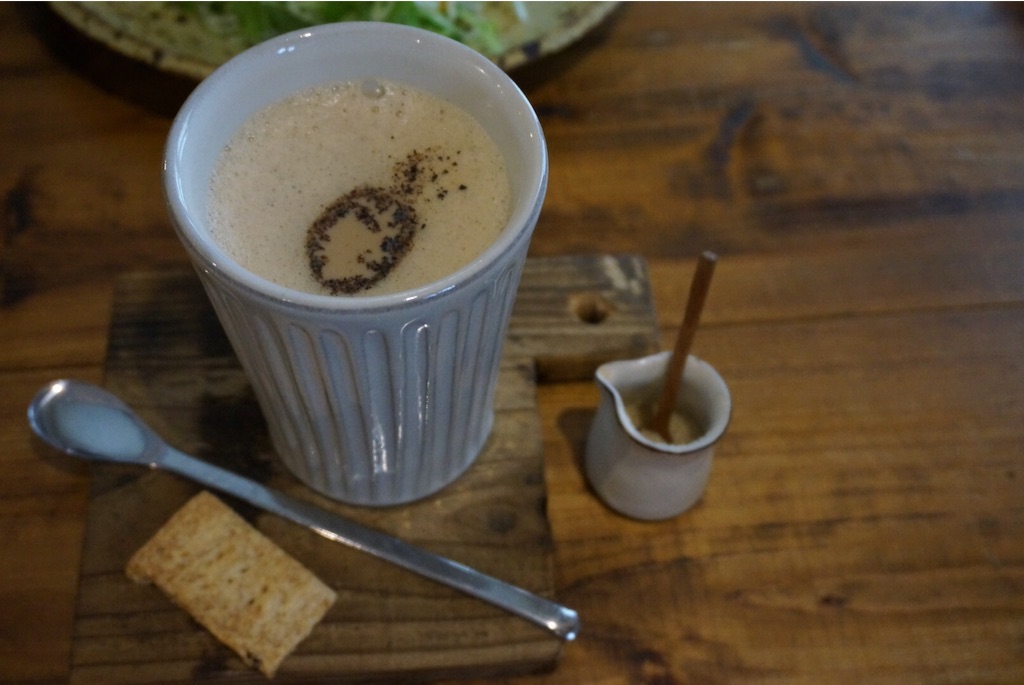 ホットのカフェラテとジンジャークッキー ホットのカフェラテとジンジャークッキー