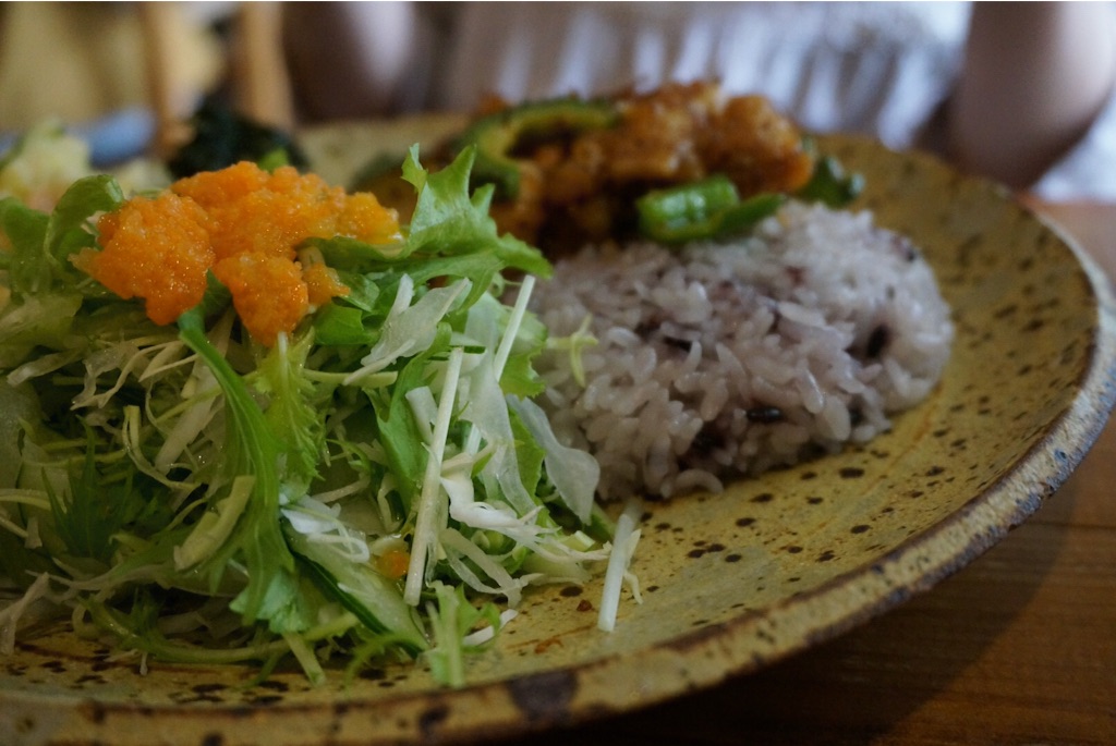 ワンプレートメニューの「やんばる鶏と地野菜を使ったカシューナッツ炒め」