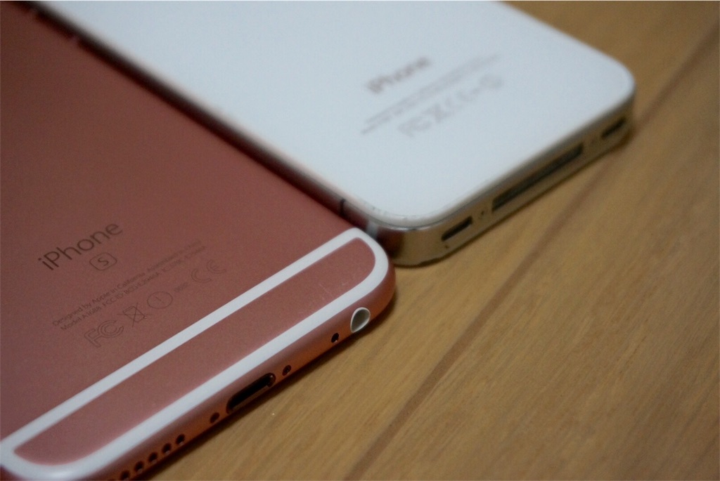 iPhone4sとiPhone6sの薄さも重さも全然違う! iPhone4sとiPhone6sの薄さも重さも全然違う!