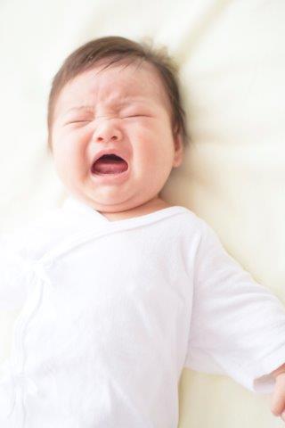 里帰りを終え、初めて自宅で過ごす夜。泣きやまない娘を眠りにつかせたのは換気扇の回る音!