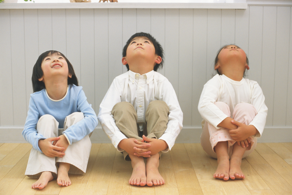 甥っ子姪っ子と我が子が一緒に記念撮影。手のかかる3人を一緒に落ち着かせるのは至難の技!
