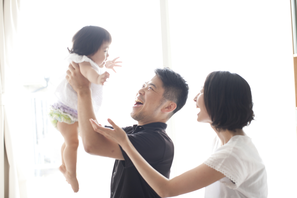 朝、パパを見送るのが寂しくて…。玄関前に突っ伏して大泣きする娘