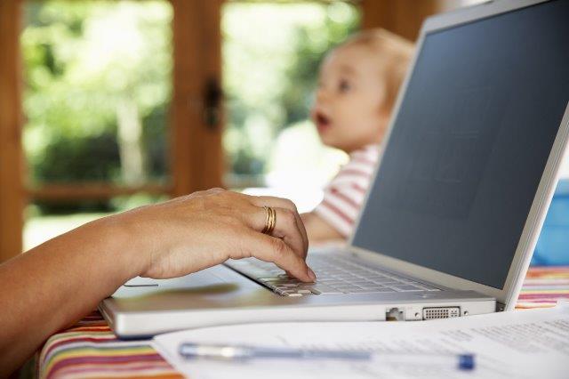 ネットだけが頼りの孤独な育児。厳しい意見に萎縮して、いつしか人目を気にしてばかりに…