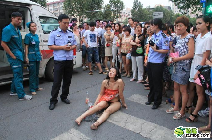 中国 露出 人民日報
