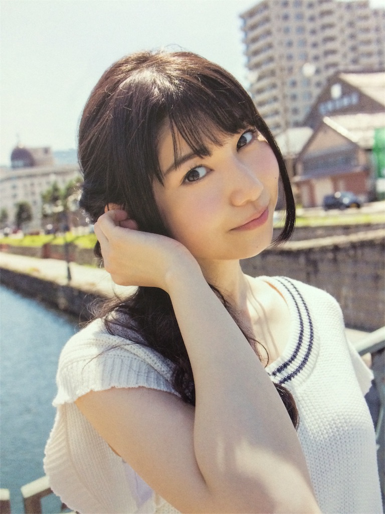 多分編集側の問題なんだろうけど 声優の写真集はカメラ目線で自撮り顔 角度 ばかりになるから気持ち悪い Ritena のブックマーク はてなブックマーク