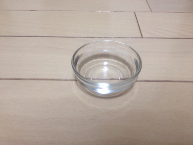 小さいガラスの皿
