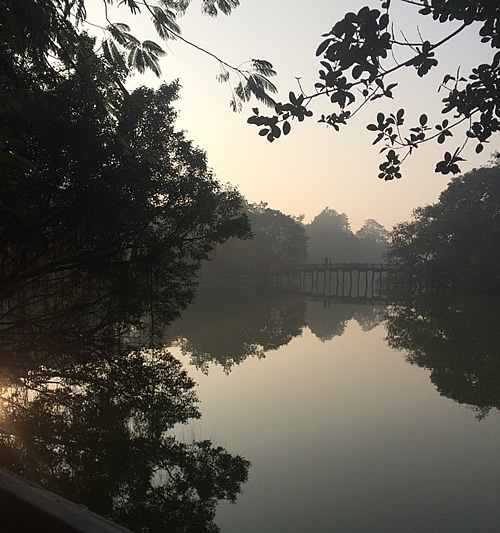 ホアンキエム湖の朝