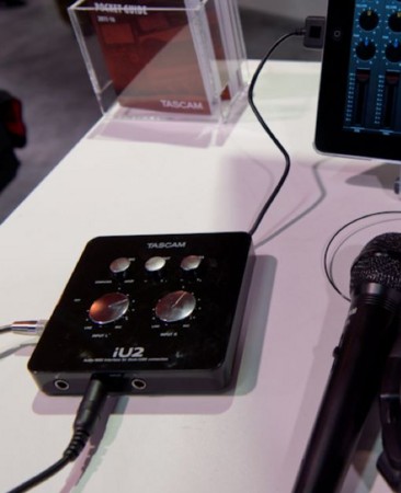 ティアック Dock/USB接続オーディオ/MIDIインターフェース iU2 ティアック Dock/USB接続オーディオ/MIDIインターフェース iU2