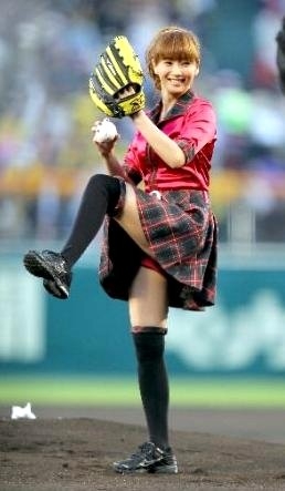 始球式で投げる藤本美貴の画像