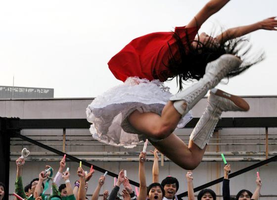 百田夏菜子の伝家の宝刀、「エビ反りジャンプ」