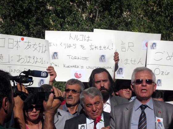 トルコ女子大生殺傷事件1000人あまりのトルコ人追悼集会