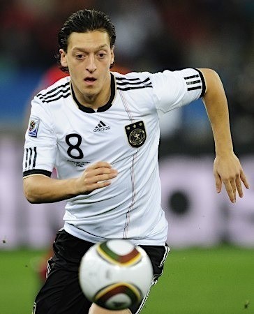 メスト・エジル(Mesut Özil、1988年10月15日 , )は、ドイツ・ゲルゼンキルヒェン出身のサッカー選手。ドイツ代表 である。レアル・マドリード所属。ポジションはMF。