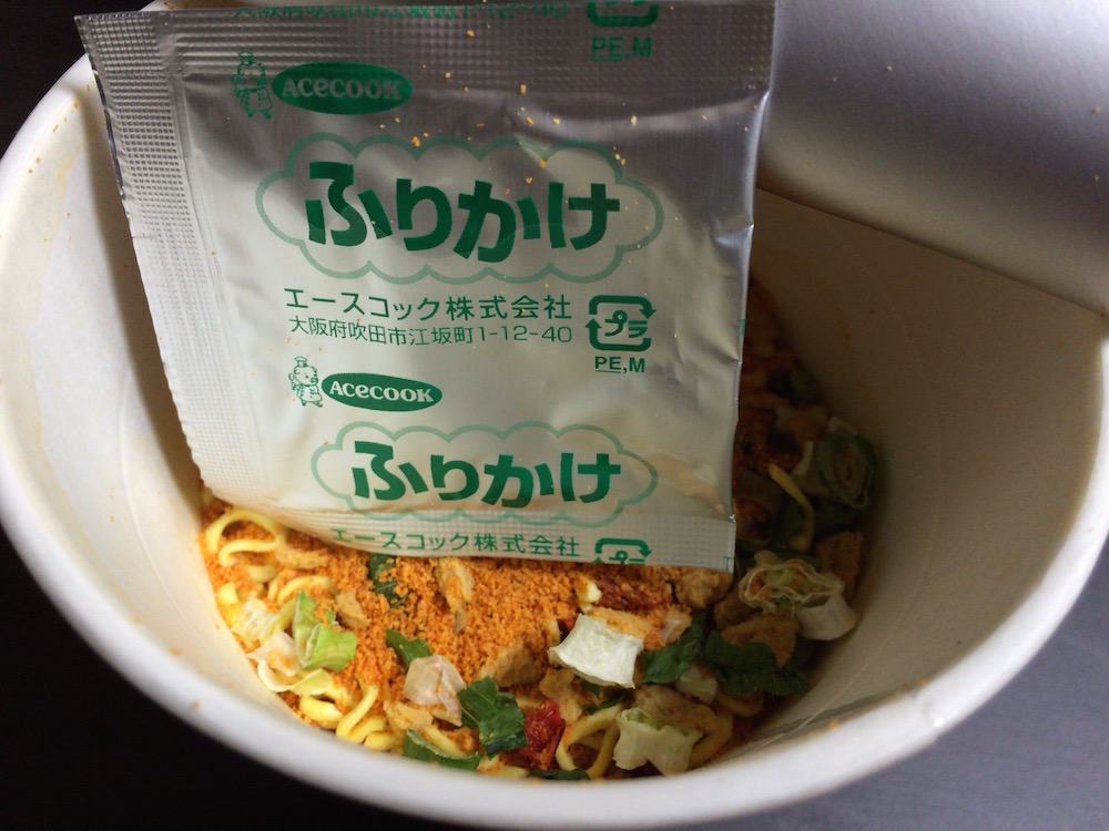 ぱくぱくパクチー　レッドカレーヌードル　中身