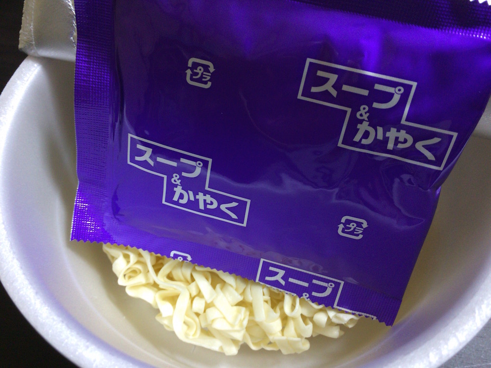 駅前食堂　わかめうどん　中身