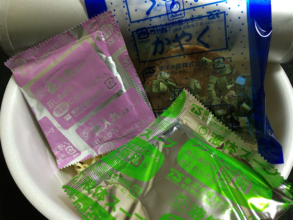 マルちゃん正麺　カップ　濃厚とろ豚骨　中身