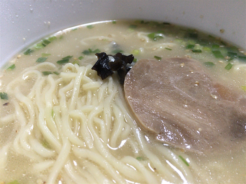 マルちゃん正麺　カップ　濃厚とろ豚骨　出来上がり