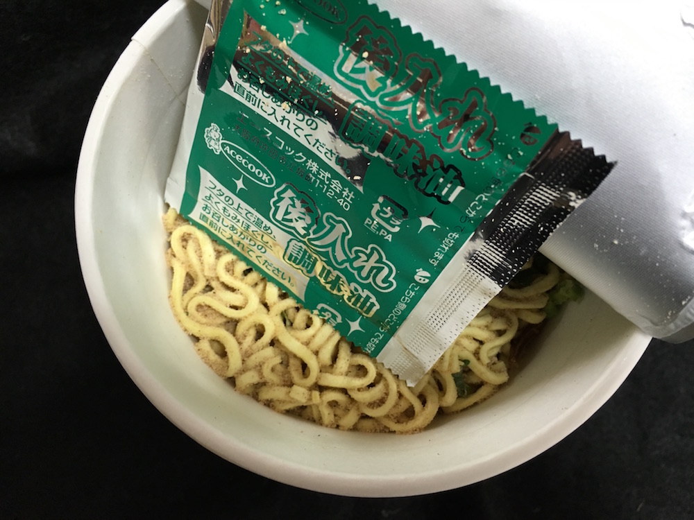 つじ田監修　魚介豚骨らーめん　中身