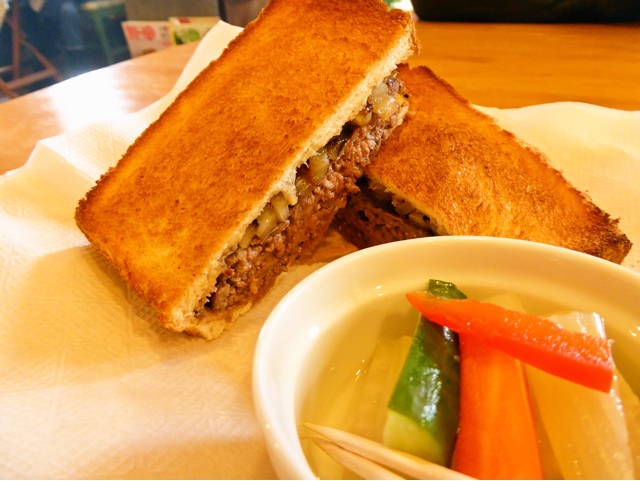大沼 ほっこり冬カフェ あらびきステーキサンド 大沼 ほっこり冬カフェ あらびきステーキサンド