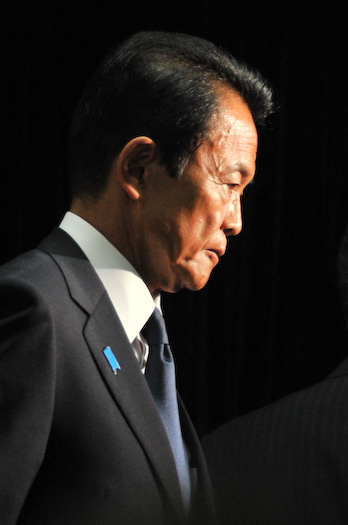 総裁選惨敗の結果を受け、開票センターを後にする麻生太郎総裁