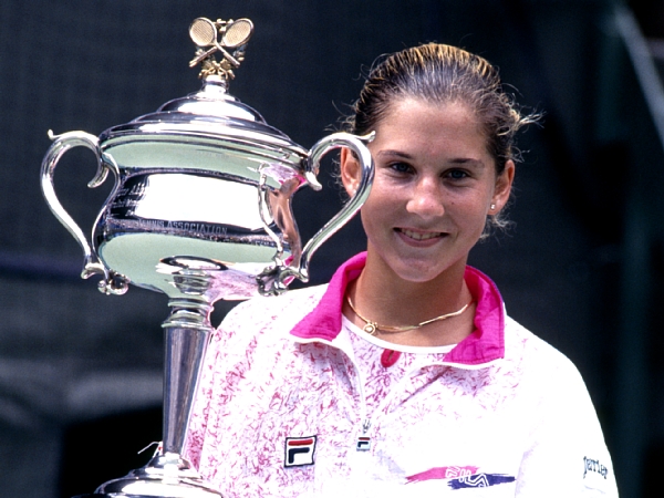 カメラのレンズにサインする光景を最近よく見かけるから調べて