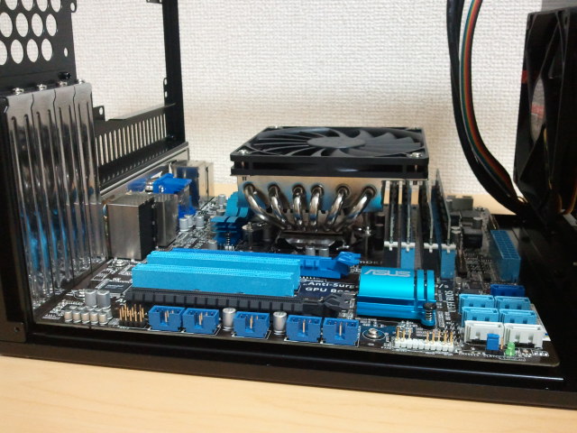 初めてPCを自作してみた - 部屋の中にも一年