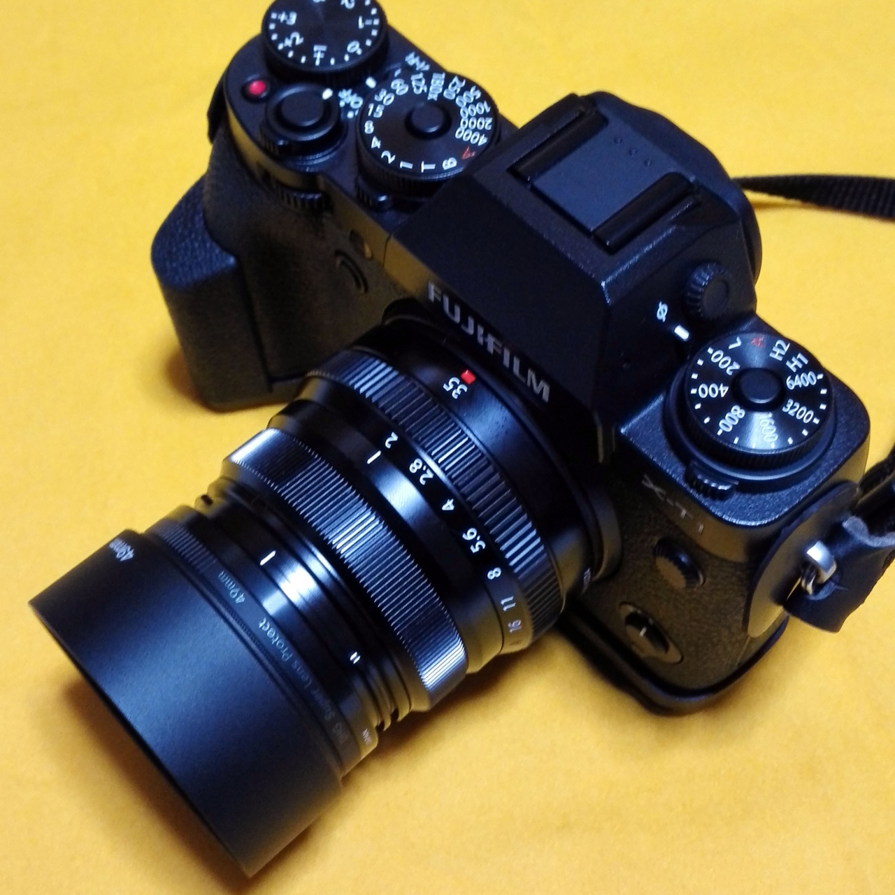 単焦点レンズ XF35mm F2 R WR 純正レンズフードセット ミニレポート：気分を高める純正スリットフード。ルックスと効果