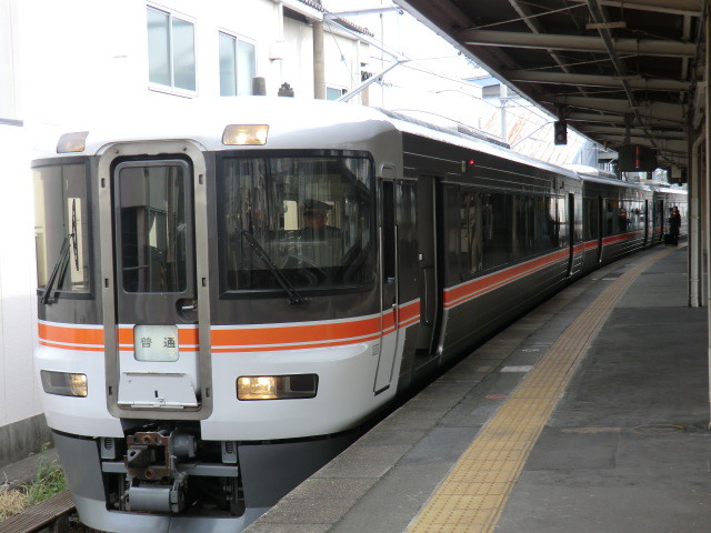 111105 10:15-2 富士 ホームに 停車中の 373系の 先頭