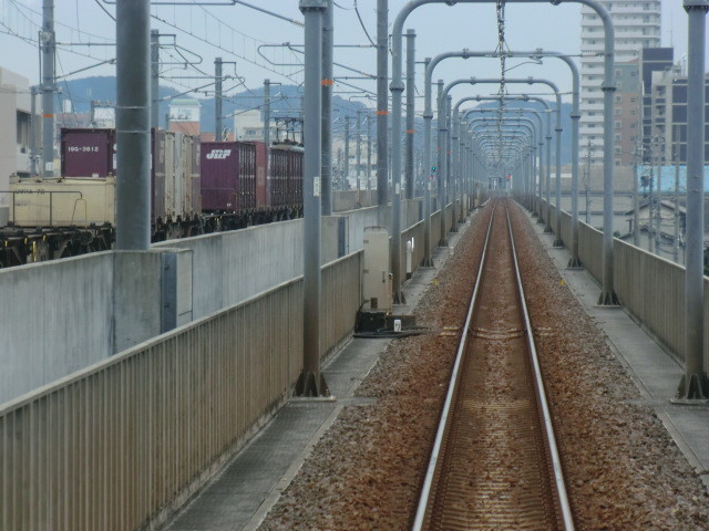 120119 西尾線から 蒲郡線え (41) 11:00 貨物 列車と 並走