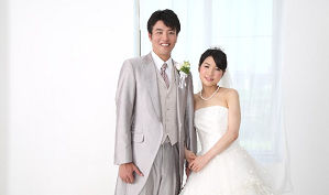 結婚式で写真を撮る花婿と花嫁