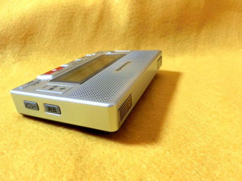 f:id:jumping_rabbit:20150331220058j:plain ICレコーダー「RR-SR30」を平らな場所に置いた