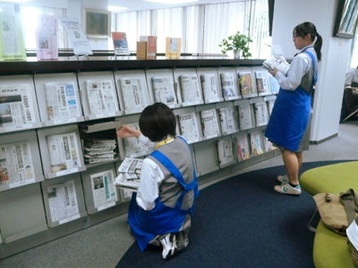 職場体験 - 厚木市立小鮎中学校2 新聞配架