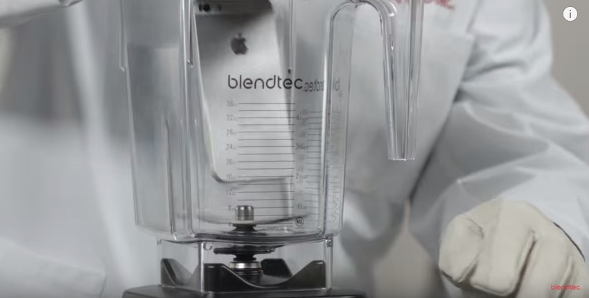 iPhoneSEをミキサー中