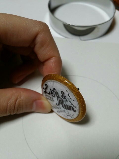 ハンドメイドプラバンブローチをグルーガンで作る