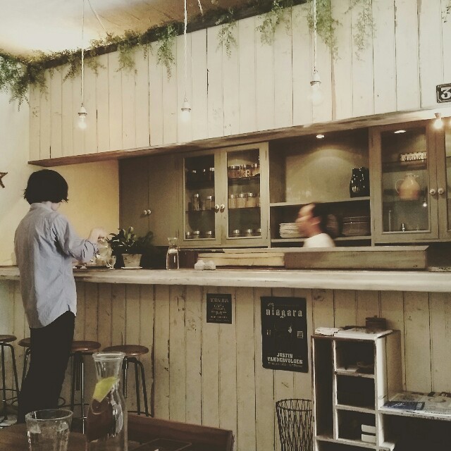f:id:mai-19820911:20160401215314j:image 大阪の人気カレー店ヨバレヤの店内