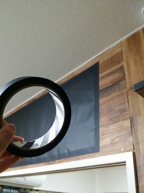 f:id:mai-19820911:20160405162006j:image 壁紙屋本舗の杢目の壁紙と黒板シートを貼る