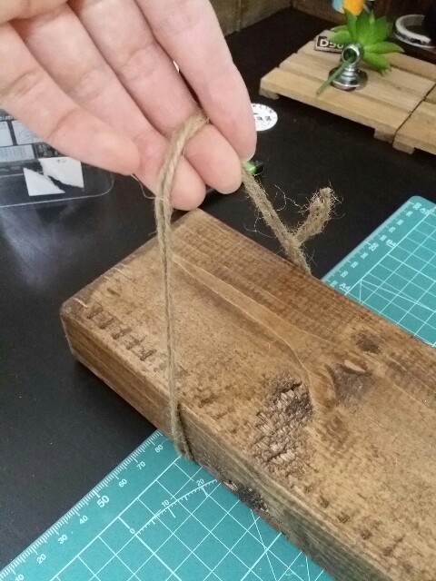 端材に100均の麻ひもを通す
