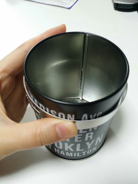 セリアの収納缶に金具を通す