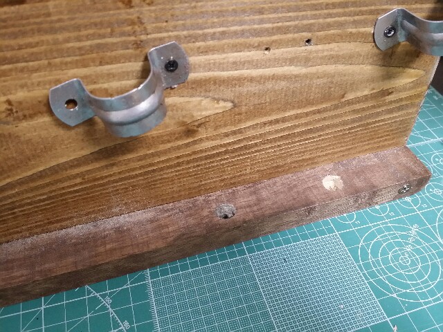 外した金具下にドリルで穴を開ける