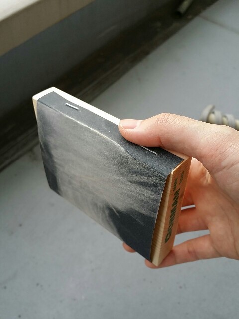 紙やすりを端材にタッカーで貼る