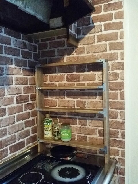 diy調味料ラックとレンガ壁紙