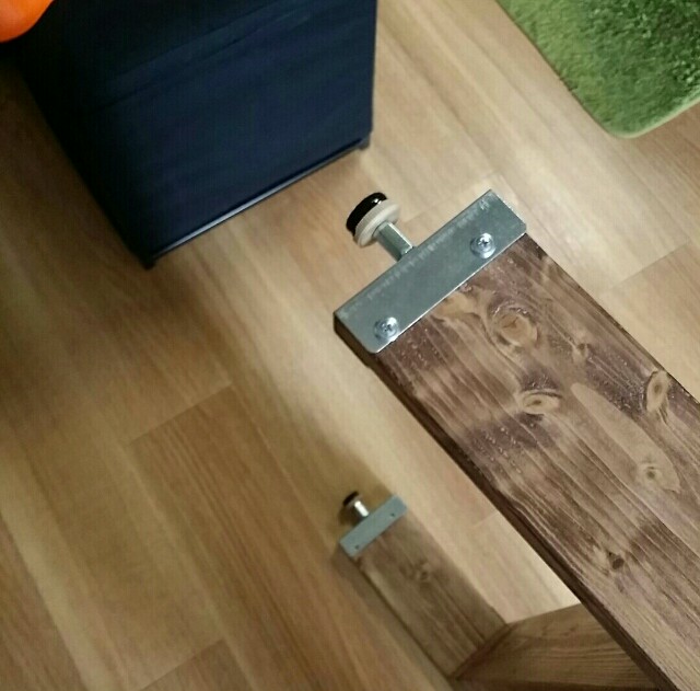 ツーバイフォー専用金具を固定する