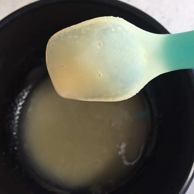アイシング用の砂糖を牛乳で練る