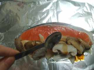 野菜に醤油をかける 野菜に醤油をかける