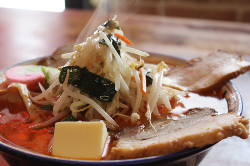 味の幸福買いませんか?炭鉱社員に愛された老舗ラーメン店 特盛もやし&オレンジ色に輝くスープ!